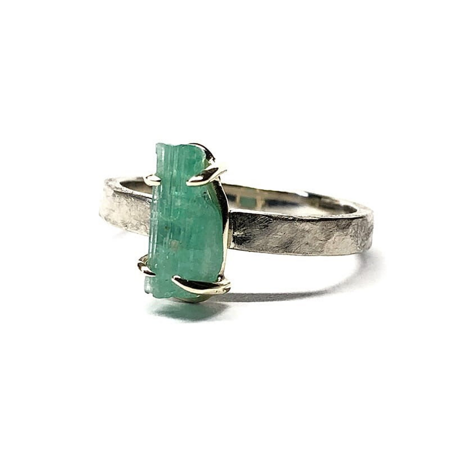 Autorinis balto aukso žiedas su 1.6 ct. neapdirbtu samaragdu Smeraldo | ADORO juvelyrika | ADORO juvelyrika