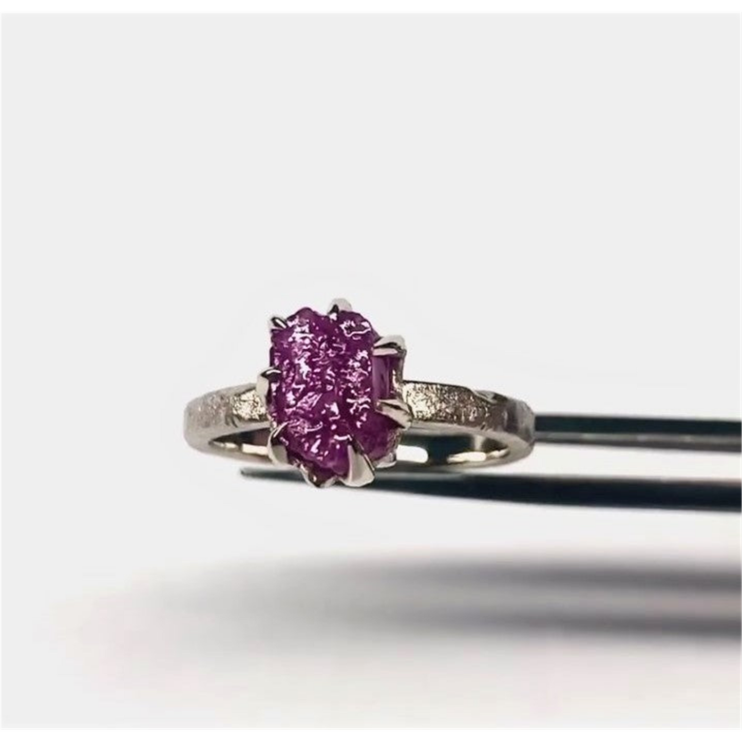 Autorinis balto aukso žiedas su 1.9 ct. neapdirbtu rubinu Ruby | ADORO juvelyrika | ADORO juvelyrika