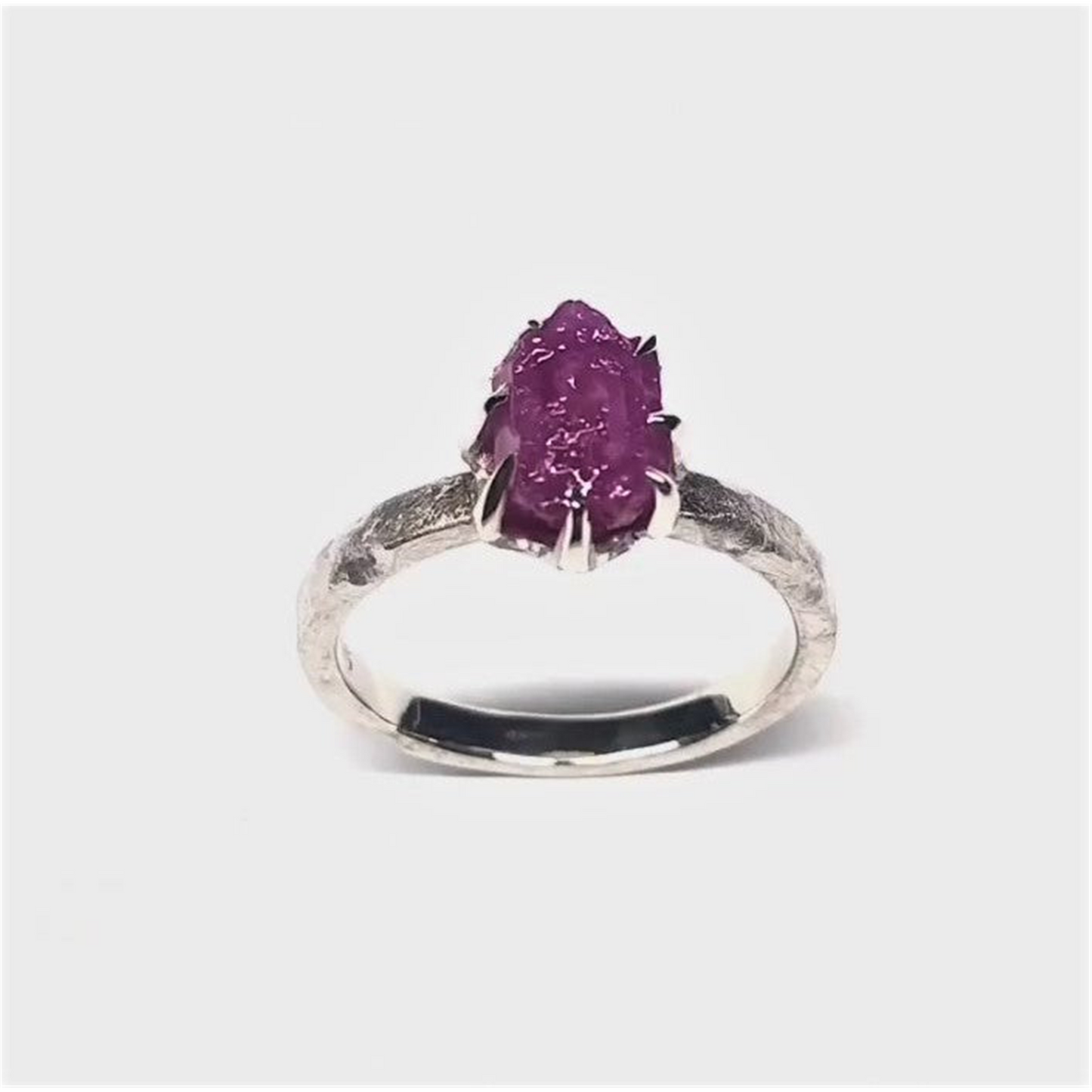Autorinis balto aukso žiedas su 1.9 ct. neapdirbtu rubinu Ruby | ADORO juvelyrika | ADORO juvelyrika