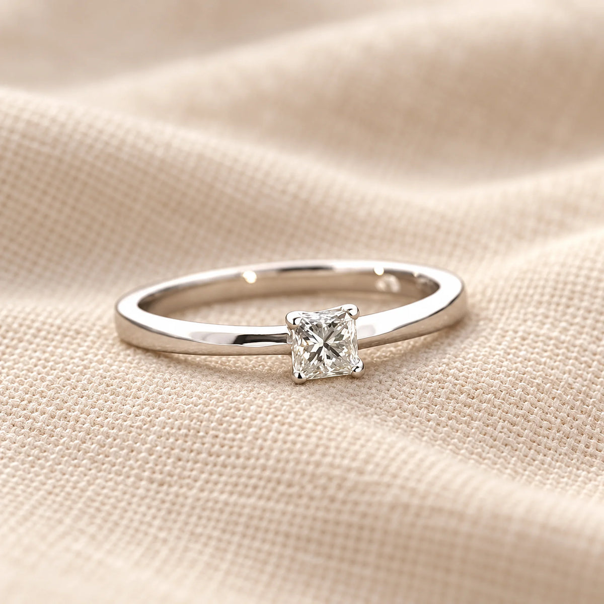 Balto aukso sužadėtuvių žiedas su „Princess“ deimantu, 0.15 ct, 1.15 g ant natūralios drobės – ADORO juvelyrika