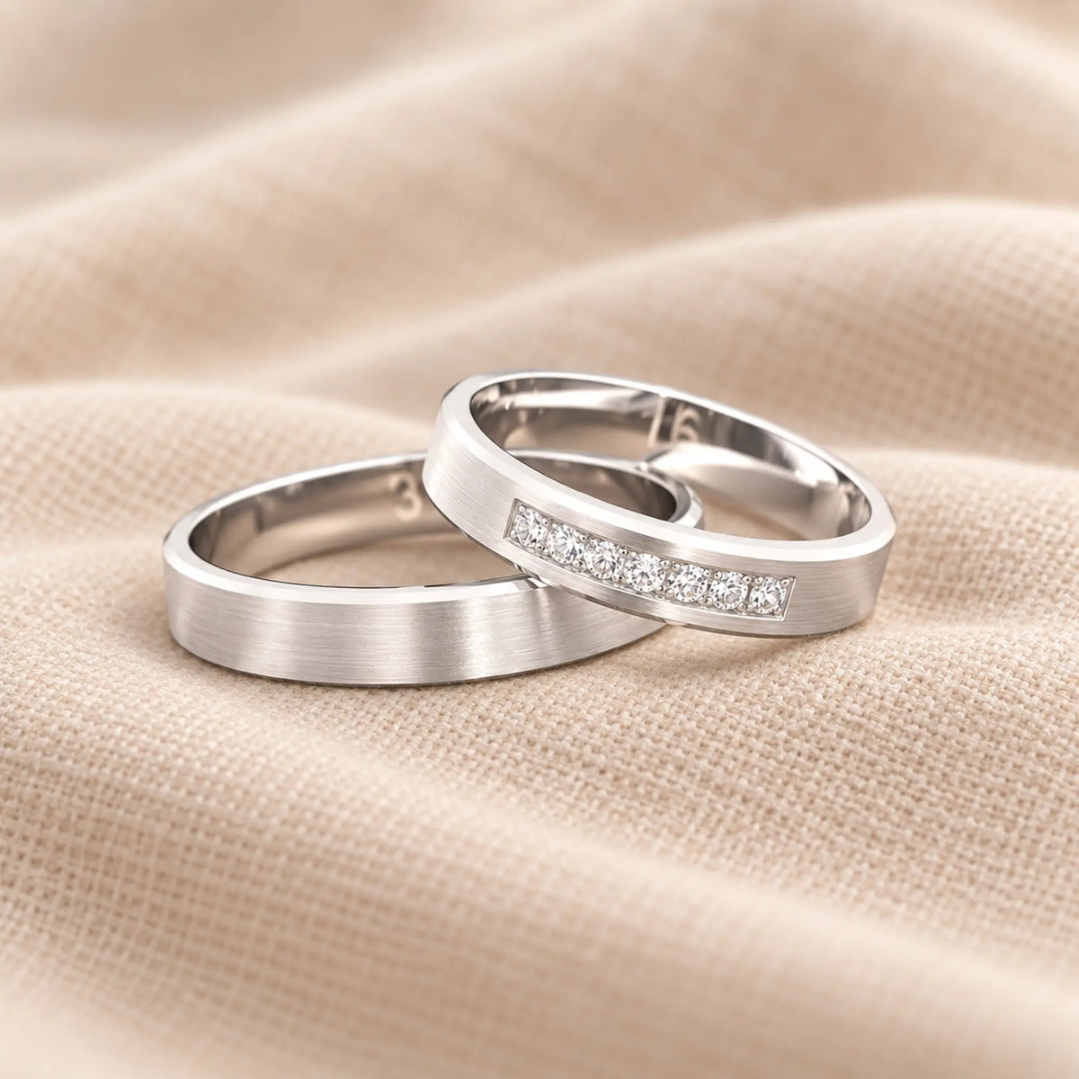 Balto aukso vestuviniai žiedai su deimantais 4 mm, 0,105 ct | ADORO juvelyrika