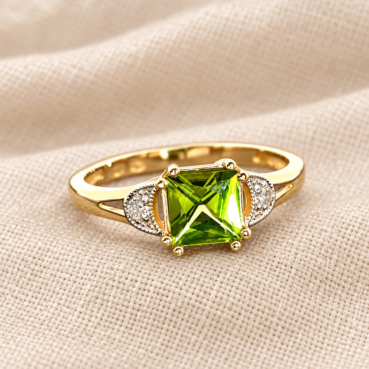 Geltono aukso sužadėtuvių žiedas su peridotu ir deimantais, 2.58 g (1.16 ct) ant natūralios drobės – ADORO juvelyrika