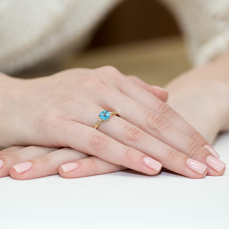 
                  
                    Auksinis žiedas su 1,1 ct topazu ir briliantais

Išskirtinio dizaino auksinis žiedas, puoštas 1,1 ct topazu ir žvilgančiais briliantais, pabrėžia rafinuotumą bei išskirtinį stilių.
                  
                