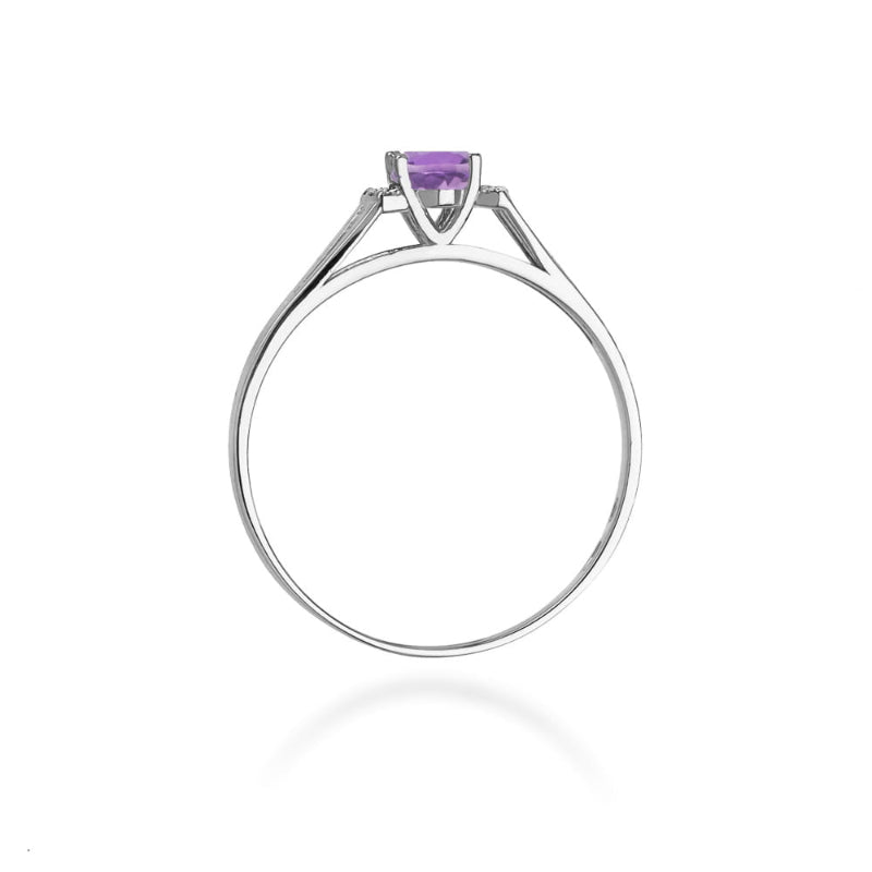 
                  
                    Auksinis žiedas su 0.4 ct ametistu ir briliantais

Šis išskirtinio dizaino auksinis žiedas, puoštas 0.4 ct ametistu ir spindinčiais briliantais, sujungia rafinuotą eleganciją su unikaliu stiliumi.
                  
                