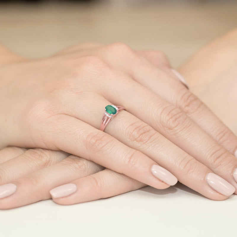 
                  
                    Auksinis žiedas su 0.4 ct smaragdu ir briliantais

Išskirtinio dizaino auksinis žiedas, puoštas 0.4 ct smaragdu ir blizgančiais briliantais, išsiskiria rafinuotumu bei išskirtiniu stiliumi.
                  
                