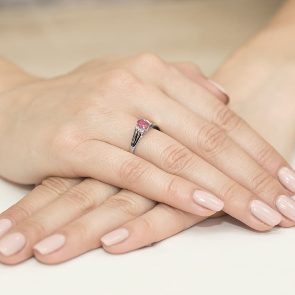 
                  
                    Auksinis žiedas su 0.6 ct rubinu ir briliantais

Išskirtinio dizaino auksinis žiedas, puoštas elegantišku 0.6 ct rubinu ir žvilgančiais briliantais, suteikia papuošalui išskirtinį charakterį bei prabangų žavesį.
                  
                