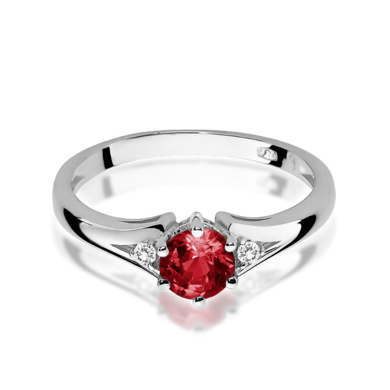 Šis žiedas – tai istorija apie meilę, aistrą ir nepavaldų laikui grožį. Jo centre – 0.6 ct granatas, lyg žėrintis ugnies lašas, kuris simbolizuoja stiprias emocijas, vidinę energiją ir gyvybingumą. Jį švelniai apkabina spindintys briliantai, suteikdami šviesos ir subtilaus žavesio.

Auksas – amžinas ir nesenstantis, kaip tikros emocijos. Jo šilta spalva sukuria tobulą dermę su granato gilumu, o švytintys briliantai prideda lengvumo ir elegancijos. Tai ne tik papuošalas – tai jausmas, prisiminimas, jaudinant