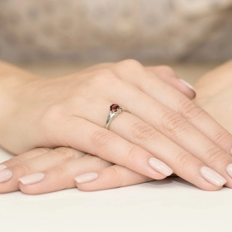 
                  
                    Šis žiedas – tai istorija apie meilę, aistrą ir nepavaldų laikui grožį. Jo centre – 0.6 ct granatas, lyg žėrintis ugnies lašas, kuris simbolizuoja stiprias emocijas, vidinę energiją ir gyvybingumą. Jį švelniai apkabina spindintys briliantai, suteikdami šviesos ir subtilaus žavesio.

Auksas – amžinas ir nesenstantis, kaip tikros emocijos. Jo šilta spalva sukuria tobulą dermę su granato gilumu, o švytintys briliantai prideda lengvumo ir elegancijos. Tai ne tik papuošalas – tai jausmas, prisiminimas, jaudinant
                  
                