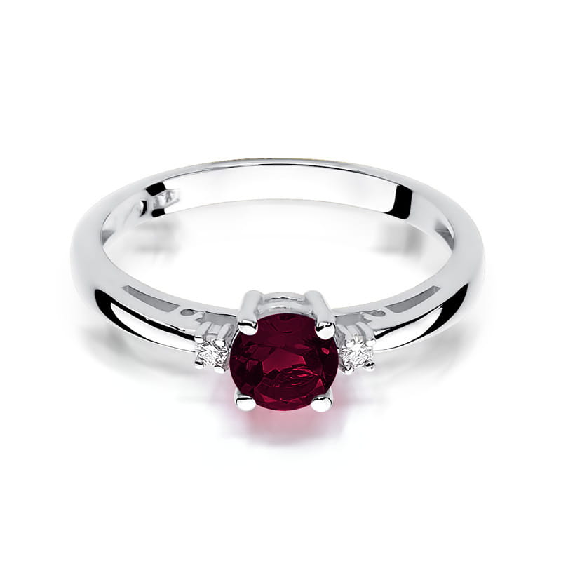 
                  
                    Balto aukso žiedas su 0.6 ct granatu ir briliantais – elegantiškas ir rafinuotas papuošalas, skirtas moteriai, vertinančiai išskirtinį grožį ir subtilią prabangą.

Žiedo centre spindi 0.6 ct natūralus granatas – gilaus raudono atspalvio akmuo, simbolizuojantis aistrą, stiprybę ir pasitikėjimą savimi. Jo sodri spalva harmoningai dera su šaltu 585 arba 750 prabos balto aukso spindesiu, sukurdama modernų ir prabangų įvaizdį. Aplink granatą išdėstyti aukštos kokybės briliantai (GD – Good Diamond), suteikiantys 
                  
                