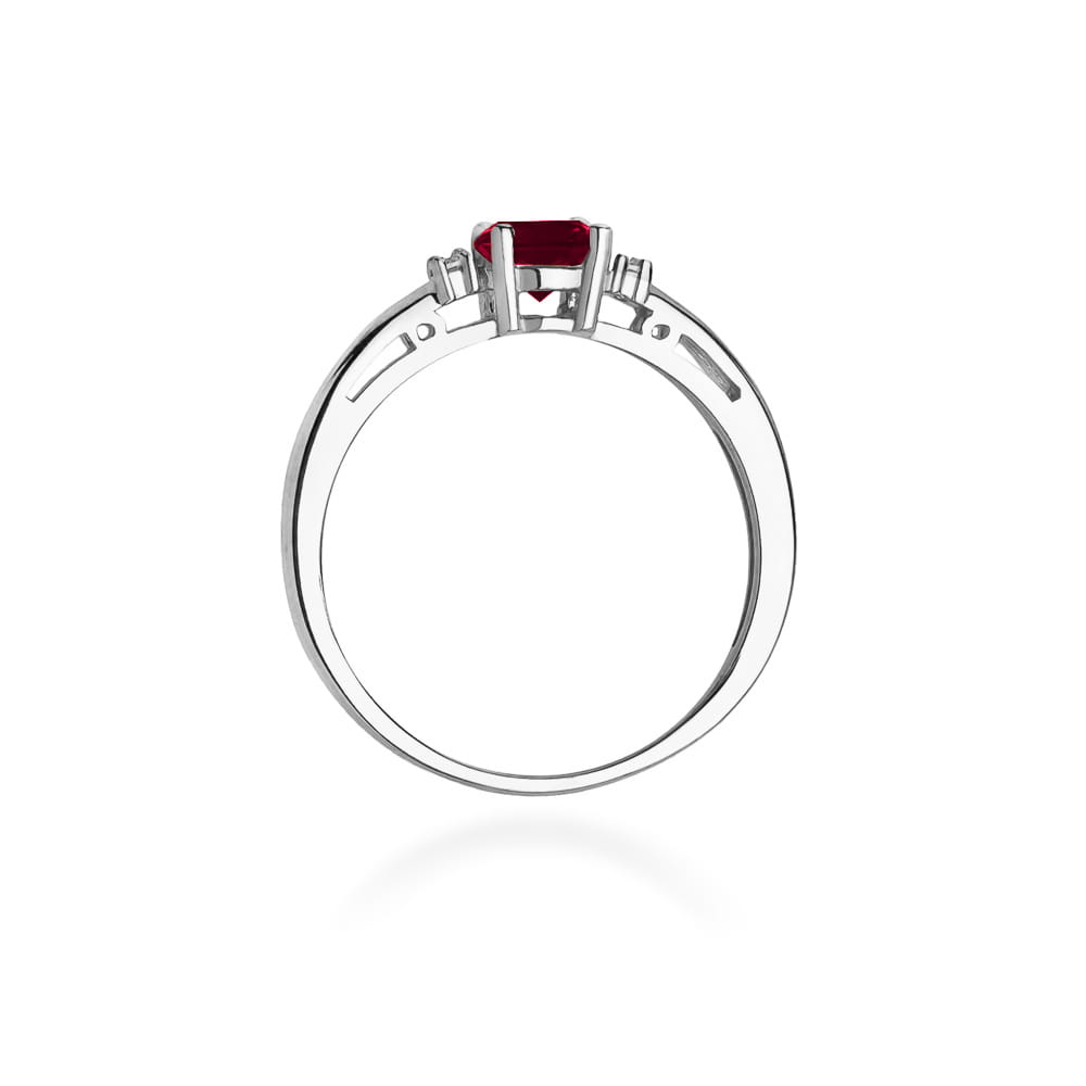 
                  
                    Balto aukso žiedas su 0.6 ct granatu ir briliantais – elegantiškas ir rafinuotas papuošalas, skirtas moteriai, vertinančiai išskirtinį grožį ir subtilią prabangą.

Žiedo centre spindi 0.6 ct natūralus granatas – gilaus raudono atspalvio akmuo, simbolizuojantis aistrą, stiprybę ir pasitikėjimą savimi. Jo sodri spalva harmoningai dera su šaltu 585 arba 750 prabos balto aukso spindesiu, sukurdama modernų ir prabangų įvaizdį. Aplink granatą išdėstyti aukštos kokybės briliantai (GD – Good Diamond), suteikiantys 
                  
                