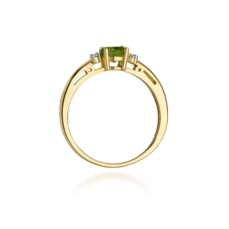 
                  
                    Geltono aukso žiedas su 0.6 ct olivinu (peridotu) ir briliantais – klasikinės elegancijos ir gaivios prabangos derinys, skirtas moteriai, vertinančiai natūralų grožį ir subtilų spindesį.

Žiedo centre puikuojasi 0.6 ct natūralus olivinas (peridotas) – sodrios žalios spalvos akmuo, siejamas su gamtos harmonija, energija ir pozityvumu. Jo gyvas atspalvis idealiai dera su 585 arba 750 prabos geltono aukso šilta prabanga, sukuriant išskirtinį ir žavingą papuošalą. Aplink oliviną išdėstyti spindintys briliantai 
                  
                