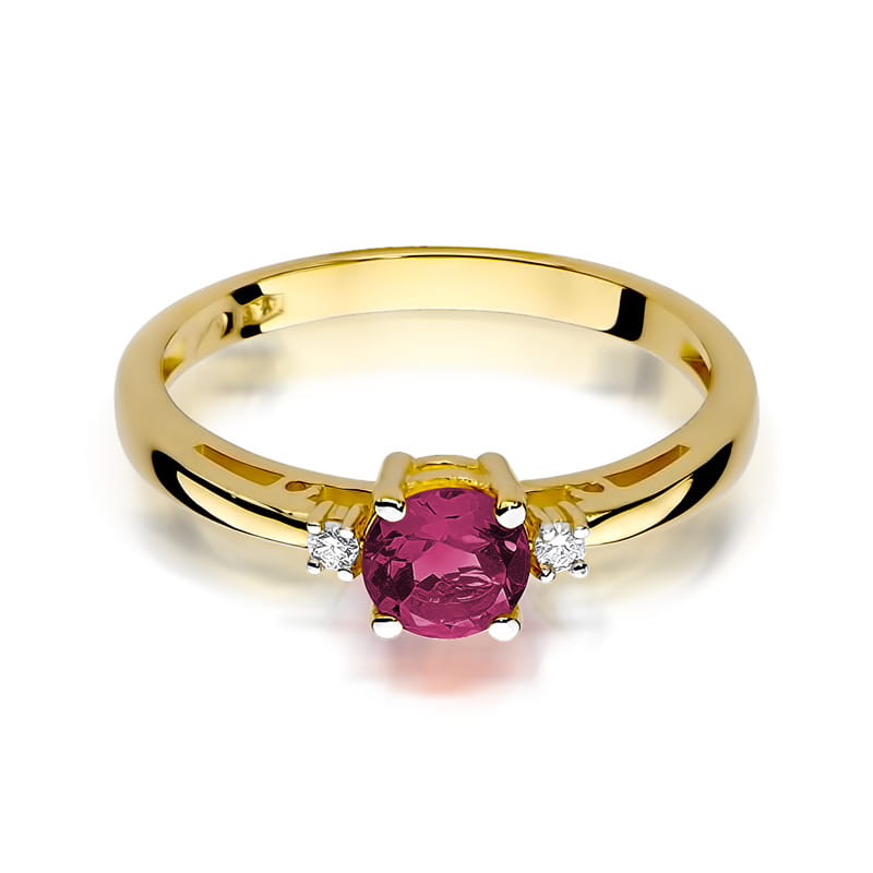 Geltono aukso žiedas su 0.6 ct rubinu ir briliantais – klasikinė elegancija ir prabanga, išreiškianti meilę ir rafinuotumą.

Žiedo centre spindi 0.6 ct natūralus rubinas – sodrios raudonos spalvos akmuo, simbolizuojantis aistrą, meilę ir vidinę stiprybę. Jo gyvybingas atspalvis puikiai dera su 585 arba 750 prabos geltono aukso šiltu ir prabangiu spindesiu, suteikdamas žiedui išskirtinį ir elegantišką įvaizdį. Aplink rubiną išdėstyti briliantai suteikia žiedui papildomo spindesio ir prabangos.