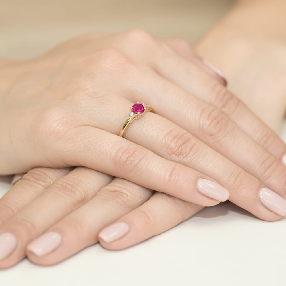 
                  
                    Geltono aukso žiedas su 0.6 ct rubinu ir briliantais – klasikinė elegancija ir prabanga, išreiškianti meilę ir rafinuotumą.

Žiedo centre spindi 0.6 ct natūralus rubinas – sodrios raudonos spalvos akmuo, simbolizuojantis aistrą, meilę ir vidinę stiprybę. Jo gyvybingas atspalvis puikiai dera su 585 arba 750 prabos geltono aukso šiltu ir prabangiu spindesiu, suteikdamas žiedui išskirtinį ir elegantišką įvaizdį. Aplink rubiną išdėstyti briliantai suteikia žiedui papildomo spindesio ir prabangos.
                  
                