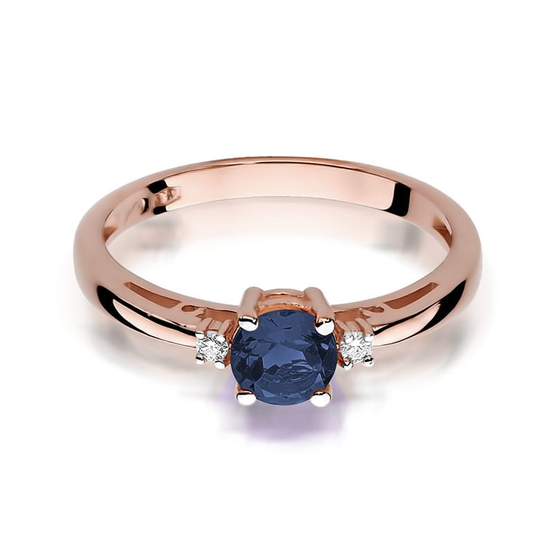 Rausvo aukso žiedas su 0.5 ct safyru ir briliantais – elegantiškas ir rafinuotas papuošalas, kuris puikiai atspindi moters išskirtinį skonį ir eleganciją.

Žiedo centre puikuojasi 0.5 ct natūralus safyras – gilios mėlynos spalvos akmuo, simbolizuojantis išmintį, tiesą ir ramybę. Jo ryškus atspalvis harmoningai dera su 585 arba 750 prabos rausvo aukso šiltu blizgesiu, suteikdamas žiedui subtilų ir rafinuotą charakterį. Aplink safyrą išdėstyti briliantai papildomai pabrėžia žiedo grožį ir spindesį.

✔ Metalas