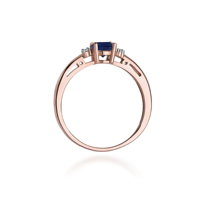 
                  
                    Rausvo aukso žiedas su 0.5 ct safyru ir briliantais – elegantiškas ir rafinuotas papuošalas, kuris puikiai atspindi moters išskirtinį skonį ir eleganciją.

Žiedo centre puikuojasi 0.5 ct natūralus safyras – gilios mėlynos spalvos akmuo, simbolizuojantis išmintį, tiesą ir ramybę. Jo ryškus atspalvis harmoningai dera su 585 arba 750 prabos rausvo aukso šiltu blizgesiu, suteikdamas žiedui subtilų ir rafinuotą charakterį. Aplink safyrą išdėstyti briliantai papildomai pabrėžia žiedo grožį ir spindesį.

✔ Metalas
                  
                