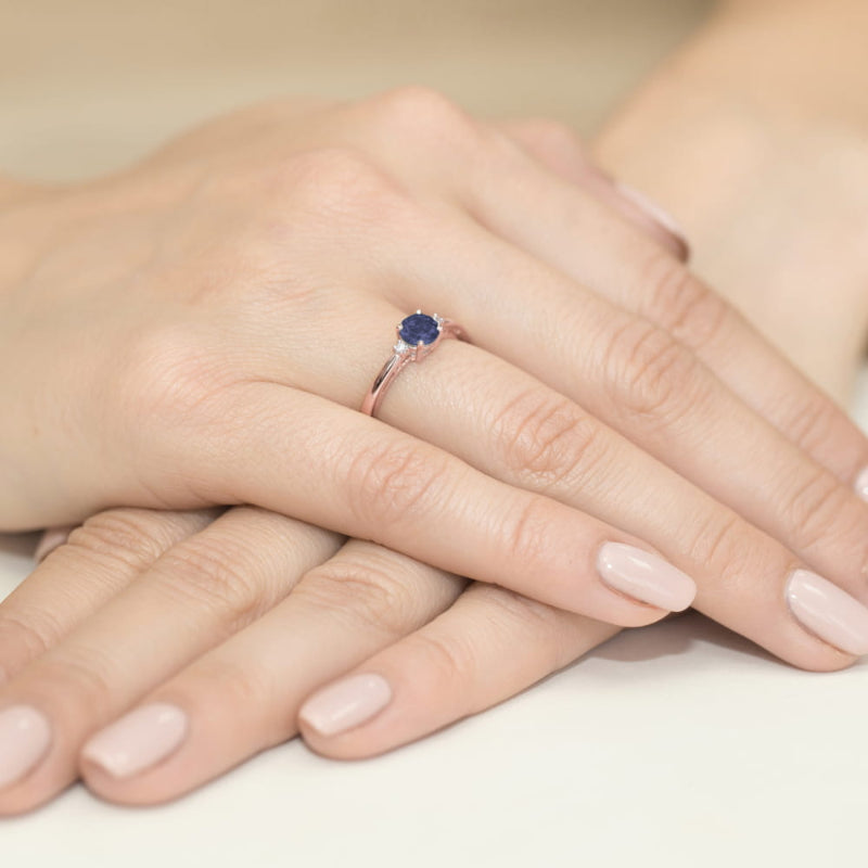 
                  
                    Rausvo aukso žiedas su 0.5 ct safyru ir briliantais – elegantiškas ir rafinuotas papuošalas, kuris puikiai atspindi moters išskirtinį skonį ir eleganciją.

Žiedo centre puikuojasi 0.5 ct natūralus safyras – gilios mėlynos spalvos akmuo, simbolizuojantis išmintį, tiesą ir ramybę. Jo ryškus atspalvis harmoningai dera su 585 arba 750 prabos rausvo aukso šiltu blizgesiu, suteikdamas žiedui subtilų ir rafinuotą charakterį. Aplink safyrą išdėstyti briliantai papildomai pabrėžia žiedo grožį ir spindesį.

✔ Metalas
                  
                