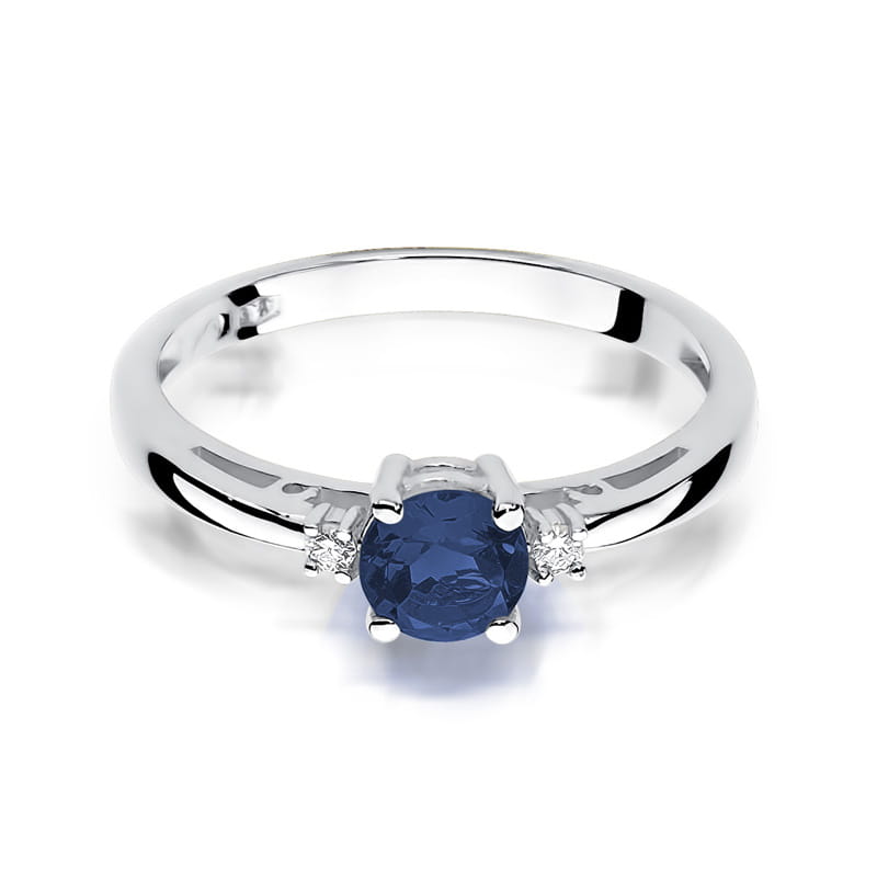 Balto aukso žiedas su 0.5 ct safyru ir briliantais – išskirtinio grožio ir elegancijos derinys, puikiai tinkantis moteriai, vertinančiai subtilią prabangą ir klasikinį stilių.

Žiedo centre spindi 0.5 ct natūralus safyras – gili mėlyna spalva, simbolizuojanti išmintį, ramybę ir dvasinę stiprybę. Jo sodrus atspalvis elegantiškai kontrastuoja su 585 arba 750 prabos balto aukso šaltu blizgesiu, suteikdamas žiedui modernumo ir rafinuotumo. Aplink safyrą išdėstyti briliantai pabrėžia jo grožį ir suteikia papildo