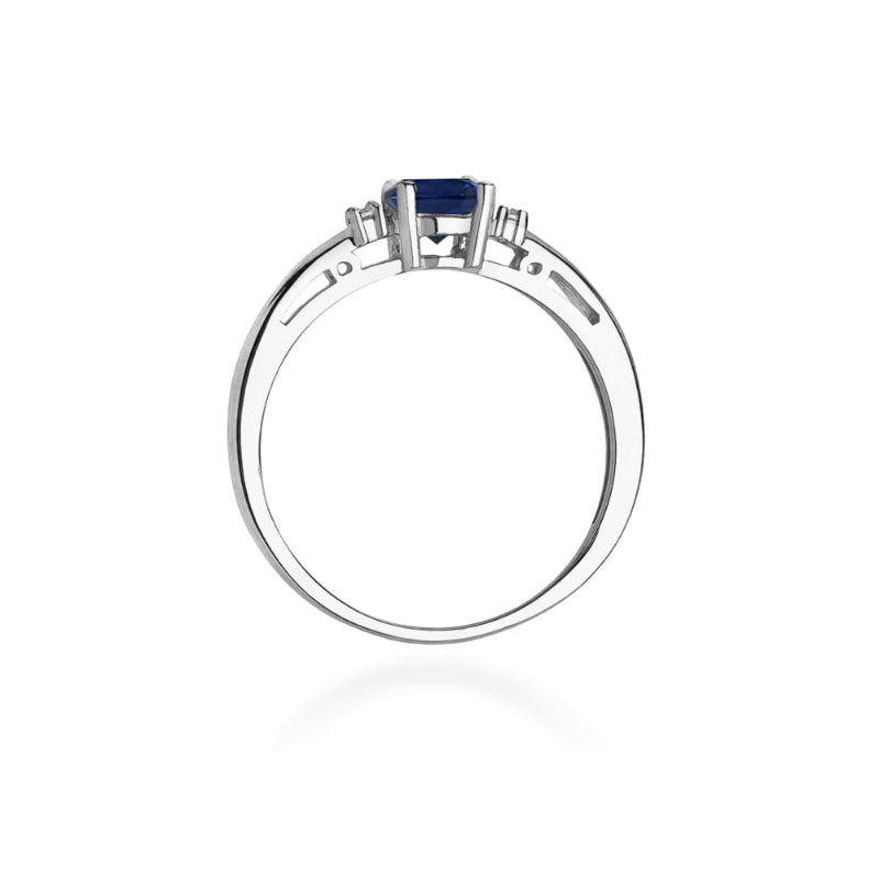 
                  
                    Balto aukso žiedas su 0.5 ct safyru ir briliantais – išskirtinio grožio ir elegancijos derinys, puikiai tinkantis moteriai, vertinančiai subtilią prabangą ir klasikinį stilių.

Žiedo centre spindi 0.5 ct natūralus safyras – gili mėlyna spalva, simbolizuojanti išmintį, ramybę ir dvasinę stiprybę. Jo sodrus atspalvis elegantiškai kontrastuoja su 585 arba 750 prabos balto aukso šaltu blizgesiu, suteikdamas žiedui modernumo ir rafinuotumo. Aplink safyrą išdėstyti briliantai pabrėžia jo grožį ir suteikia papildo
                  
                