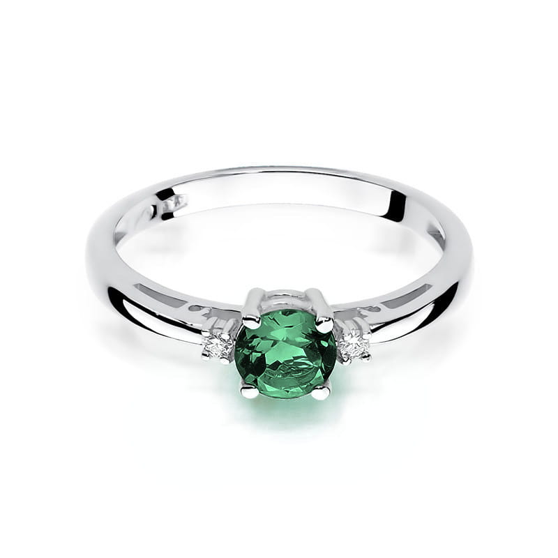 
                  
                    Balto aukso žiedas su 0.5 ct smaragdu ir briliantais – rafinuota prabanga ir elegancija, sukurta moteriai, vertinančiai išskirtinį grožį.

Žiedo centre puikuojasi 0.5 ct natūralus smaragdas – sodrios žalios spalvos akmuo, simbolizuojantis harmoniją, sėkmę ir atsinaujinimą. Jo ryškus atspalvis puikiai dera su 585 arba 750 prabos balto aukso šaltu blizgesiu, sukuriant modernų ir subtiliai prabangų įvaizdį. Aplink smaragdą išdėstyti spindintys briliantai suteikia žiedui papildomo žavesio ir švytėjimo.
                  
                