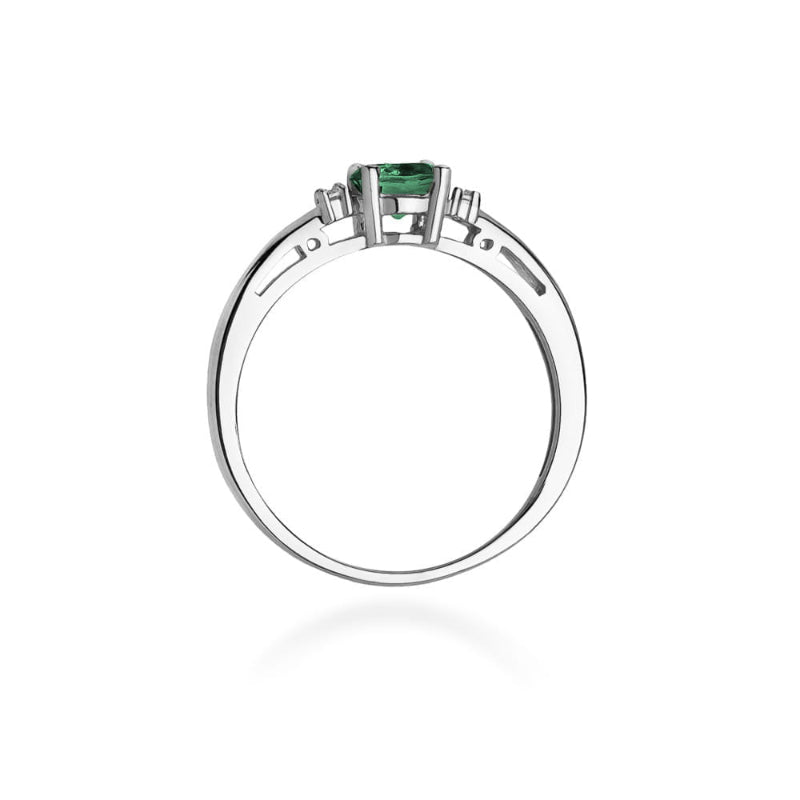 
                  
                    Balto aukso žiedas su 0.5 ct smaragdu ir briliantais – rafinuota prabanga ir elegancija, sukurta moteriai, vertinančiai išskirtinį grožį.

Žiedo centre puikuojasi 0.5 ct natūralus smaragdas – sodrios žalios spalvos akmuo, simbolizuojantis harmoniją, sėkmę ir atsinaujinimą. Jo ryškus atspalvis puikiai dera su 585 arba 750 prabos balto aukso šaltu blizgesiu, sukuriant modernų ir subtiliai prabangų įvaizdį. Aplink smaragdą išdėstyti spindintys briliantai suteikia žiedui papildomo žavesio ir švytėjimo.
                  
                