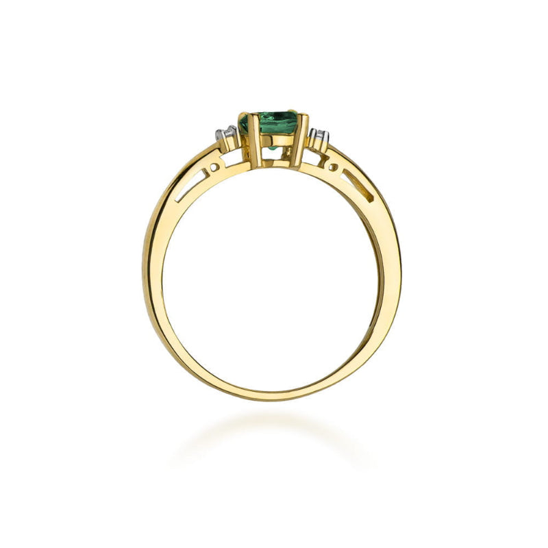 
                  
                    Geltono aukso žiedas su 0.5 ct smaragdu ir briliantais – klasikinės prabangos ir gamtos įkvėptos elegancijos derinys.

Žiedo centre puikuojasi 0.5 ct natūralus smaragdas – sodrios žalios spalvos akmuo, simbolizuojantis harmoniją, sėkmę ir amžiną grožį. Jo gyvybingas atspalvis tobulai dera su 585 arba 750 prabos geltono aukso šilta prabanga, sukuriant elegantišką ir išskirtinį papuošalą. Aplink smaragdą spindintys briliantai suteikia papildomo švytėjimo ir rafinuotumo.
                  
                