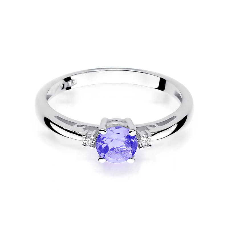 
                  
                    Balto aukso žiedas su 0.5 ct tanzanitu ir briliantais – elegancijos ir prabangos derinys, skirtas moteriai, vertinančiai unikalų grožį.

Žiedo centre spindi 0.5 ct natūralus tanzanitas – paslaptingas akmuo, kurio mėlynos ir violetinės spalvos atspalviai simbolizuoja intuiciją, ramybę ir išskirtinumą. Jo subtilus spindesys puikiai dera su 585 arba 750 prabos balto aukso šaltu žvilgesiu, suteikdamas papuošalui modernų ir rafinuotą įvaizdį. Aplink tanzanitą išdėstyti briliantai pabrėžia jo grožį ir suteikia pa
                  
                