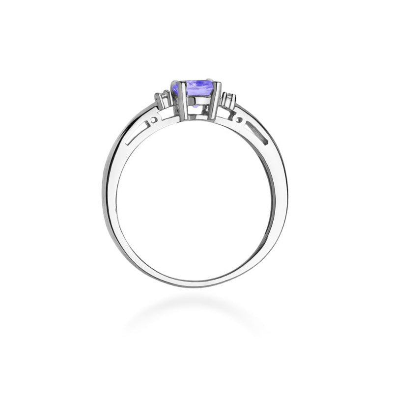 
                  
                    Balto aukso žiedas su 0.5 ct tanzanitu ir briliantais – elegancijos ir prabangos derinys, skirtas moteriai, vertinančiai unikalų grožį.

Žiedo centre spindi 0.5 ct natūralus tanzanitas – paslaptingas akmuo, kurio mėlynos ir violetinės spalvos atspalviai simbolizuoja intuiciją, ramybę ir išskirtinumą. Jo subtilus spindesys puikiai dera su 585 arba 750 prabos balto aukso šaltu žvilgesiu, suteikdamas papuošalui modernų ir rafinuotą įvaizdį. Aplink tanzanitą išdėstyti briliantai pabrėžia jo grožį ir suteikia pa
                  
                