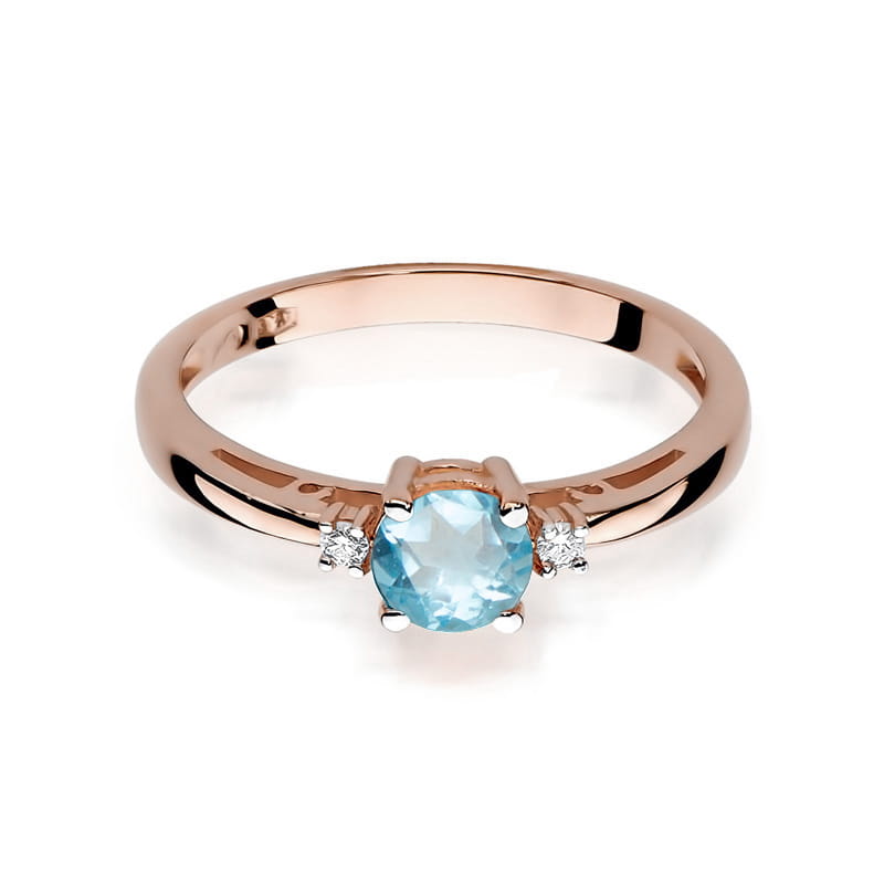 Raudono aukso žiedas su 0.5 ct topazu ir briliantais – elegancija, švelnumas ir subtilus prabangos prisilietimas.

Žiedo centre puikuojasi 0.5 ct natūralus topazas – skaidrus ir žavingas akmuo, dažniausiai žydros spalvos, simbolizuojantis vidinę ramybę, aiškumą ir harmoniją. Jo šviesus spindesys puikiai dera su 585 arba 750 prabos raudono aukso šiltu tonu, sukuriant romantišką ir jaukų derinį. Aplink topazą spindintys briliantai suteikia papildomo švytėjimo ir prabangos.