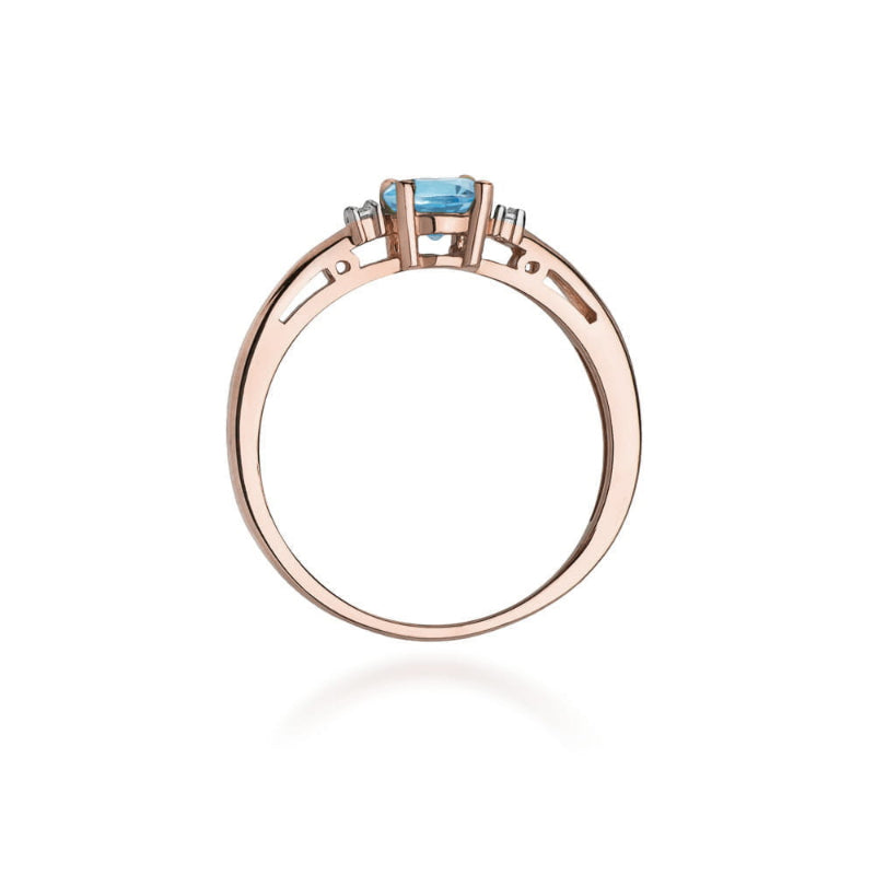 
                  
                    Raudono aukso žiedas su 0.5 ct topazu ir briliantais – elegancija, švelnumas ir subtilus prabangos prisilietimas.

Žiedo centre puikuojasi 0.5 ct natūralus topazas – skaidrus ir žavingas akmuo, dažniausiai žydros spalvos, simbolizuojantis vidinę ramybę, aiškumą ir harmoniją. Jo šviesus spindesys puikiai dera su 585 arba 750 prabos raudono aukso šiltu tonu, sukuriant romantišką ir jaukų derinį. Aplink topazą spindintys briliantai suteikia papildomo švytėjimo ir prabangos.
                  
                