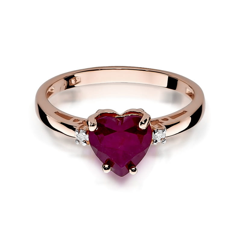 Raudono aukso žiedas su 1.7 ct rubinu ir briliantais "Širdis" – romantiškas ir išskirtinis papuošalas, puikiai atspindintis meilę, aistrą ir eleganciją.

Žiedo centre spindi 1.7 ct natūralus rubinas – intensyvios raudonos spalvos akmuo, simbolizuojantis meilę, aistrą ir stiprią energiją. Šis gražus akmuo yra išdėstytas širdies formos figūroje, kuri suteikia žiedui romantišką ir sentimentalią prasmę. Raudono aukso šiluma puikiai dera su rubinu, o briliantai aplink žiedą prideda papildomo švytėjimo ir prabang