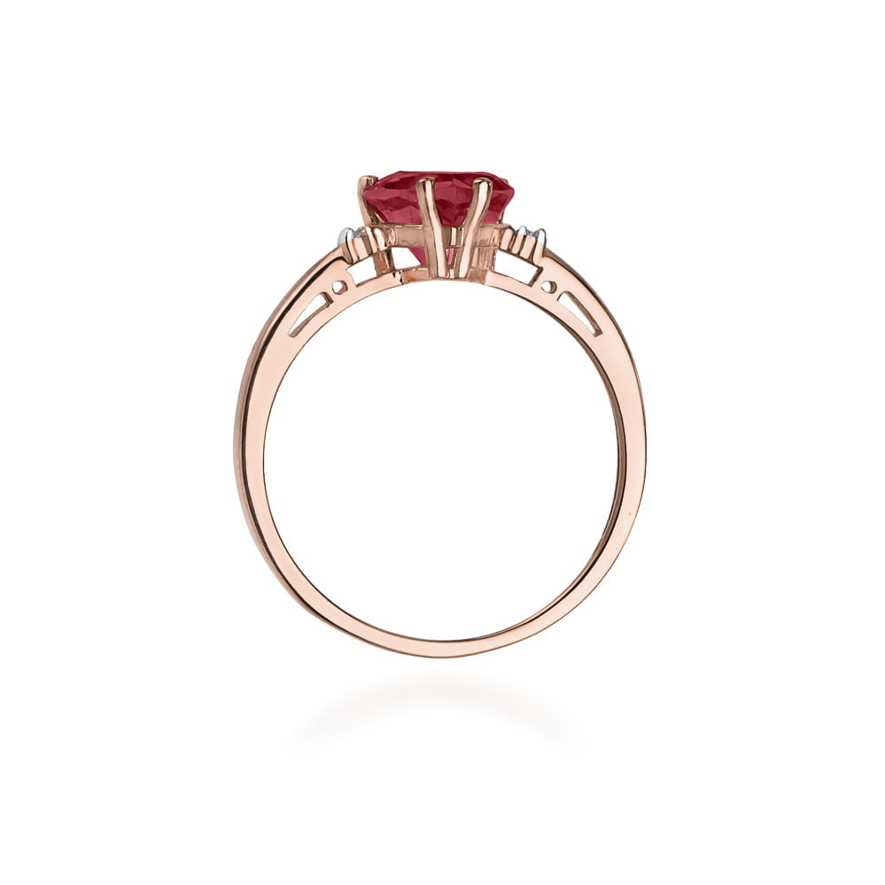 
                  
                    Raudono aukso žiedas su 1.7 ct rubinu ir briliantais "Širdis" – romantiškas ir išskirtinis papuošalas, puikiai atspindintis meilę, aistrą ir eleganciją.

Žiedo centre spindi 1.7 ct natūralus rubinas – intensyvios raudonos spalvos akmuo, simbolizuojantis meilę, aistrą ir stiprią energiją. Šis gražus akmuo yra išdėstytas širdies formos figūroje, kuri suteikia žiedui romantišką ir sentimentalią prasmę. Raudono aukso šiluma puikiai dera su rubinu, o briliantai aplink žiedą prideda papildomo švytėjimo ir prabang
                  
                