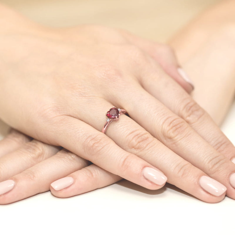 
                  
                    Raudono aukso žiedas su 1.7 ct rubinu ir briliantais "Širdis" – romantiškas ir išskirtinis papuošalas, puikiai atspindintis meilę, aistrą ir eleganciją.

Žiedo centre spindi 1.7 ct natūralus rubinas – intensyvios raudonos spalvos akmuo, simbolizuojantis meilę, aistrą ir stiprią energiją. Šis gražus akmuo yra išdėstytas širdies formos figūroje, kuri suteikia žiedui romantišką ir sentimentalią prasmę. Raudono aukso šiluma puikiai dera su rubinu, o briliantai aplink žiedą prideda papildomo švytėjimo ir prabang
                  
                