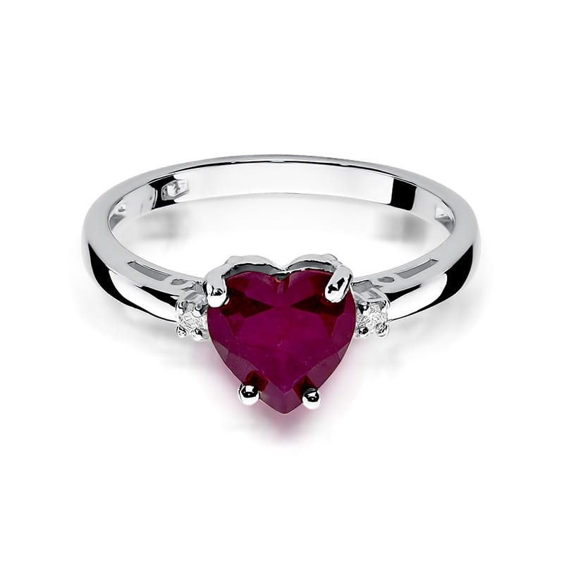 
                  
                    Balto aukso žiedas su 1.7 ct rubinu ir briliantais "Širdis" yra įspūdingas ir romantiškas pasirinkimas, puikiai tinkantis ypatingoms progoms. Šio žiedo centre spindi didelis rubinas, kurio gili raudona spalva primena širdies simboliką, o jo 1.7 ct svoris suteikia jam išskirtinį prestižą. Rubino akmuo yra apsuptas subtilių briliantų, kurie dar labiau išryškina jo grožį ir prideda spindesio bei rafinuotumo.

Balto aukso pagrindas suteikia elegantišką ir modernų išvaizdą, puikiai kontrastuodamas su raudonuoju 
                  
                