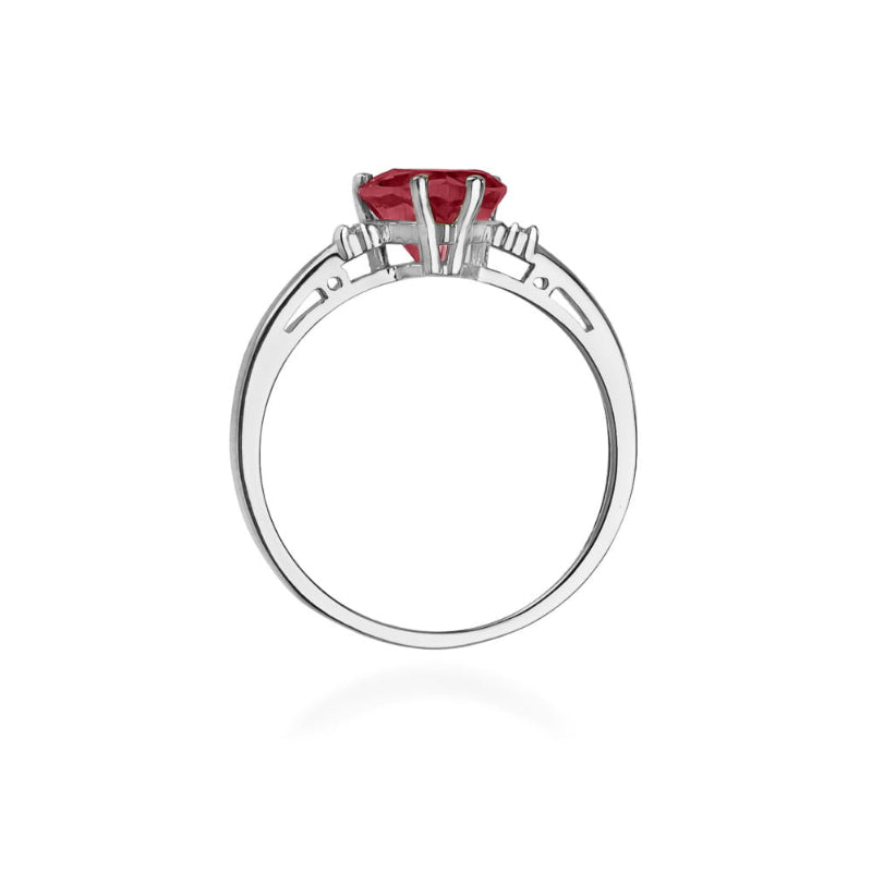
                  
                    Balto aukso žiedas su 1.7 ct rubinu ir briliantais "Širdis" yra įspūdingas ir romantiškas pasirinkimas, puikiai tinkantis ypatingoms progoms. Šio žiedo centre spindi didelis rubinas, kurio gili raudona spalva primena širdies simboliką, o jo 1.7 ct svoris suteikia jam išskirtinį prestižą. Rubino akmuo yra apsuptas subtilių briliantų, kurie dar labiau išryškina jo grožį ir prideda spindesio bei rafinuotumo.

Balto aukso pagrindas suteikia elegantišką ir modernų išvaizdą, puikiai kontrastuodamas su raudonuoju 
                  
                