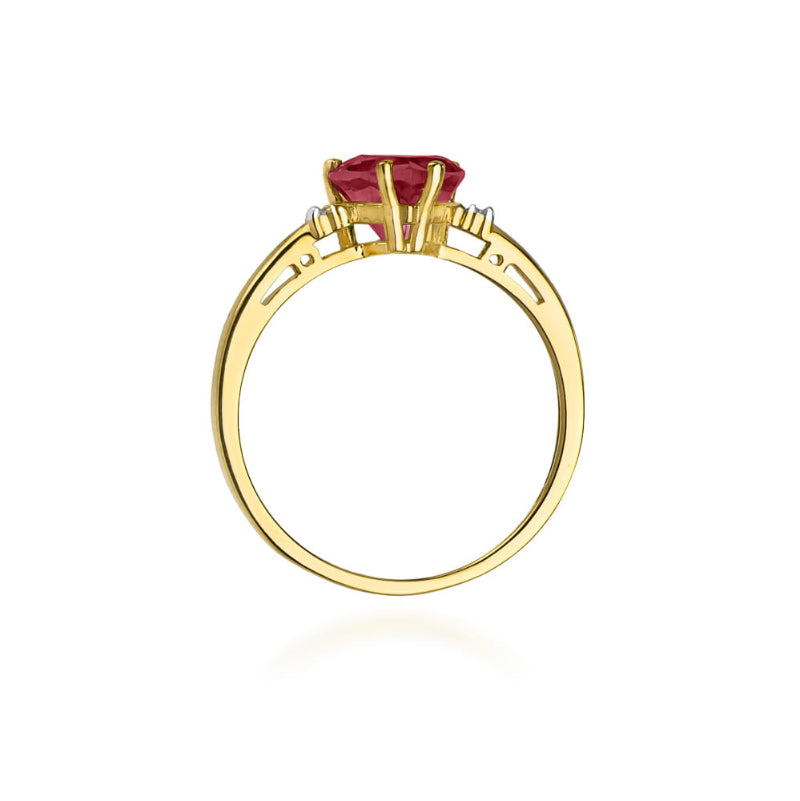 
                  
                    Geltono aukso žiedas su 1.7 ct rubinu ir briliantais "Širdis" – žavingas ir romantiškas papuošalas, kuris puikiai atspindi meilę, aistrą ir nesenstančią eleganciją.

Šio žiedo centre yra 1.7 ct natūralus rubinas, įmantriai suformuotas širdies formos figūroje, simbolizuojantis meilę ir aistrą. Ryškus rubino raudonas atspalvis nuostabiai kontrastuoja su 585 arba 750 prabos geltono aukso šiluma, suteikdamas papuošalui elegantišką ir šiltą išvaizdą. Aplink rubiną išdėstyti briliantai priduria papildomo žvytėjim
                  
                