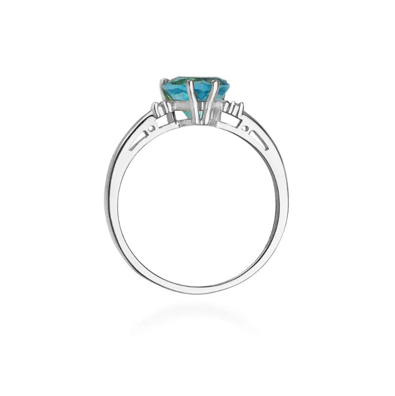 
                  
                    Balto aukso žiedas su 1.7 ct topazu ir briliantais "Širdis" – subtilus, romantiškas ir elegantiškas papuošalas, kuris simbolizuoja meilę ir harmoniją.

Žiedo centre spindi 1.7 ct natūralus topazas, įmantriai suformuotas širdies formos, kurios šviesiai mėlyni atspalviai suteikia žiedui gaivumo ir žavesio. Balto aukso šaltas žvilgesys puikiai kontrastuoja su topazo šviesiu spindesiu, o briliantai, išdėstyti aplink širdies formą, prideda papildomo švytėjimo ir prabangos. Šis žiedas puikiai tinka kaip meilės si
                  
                