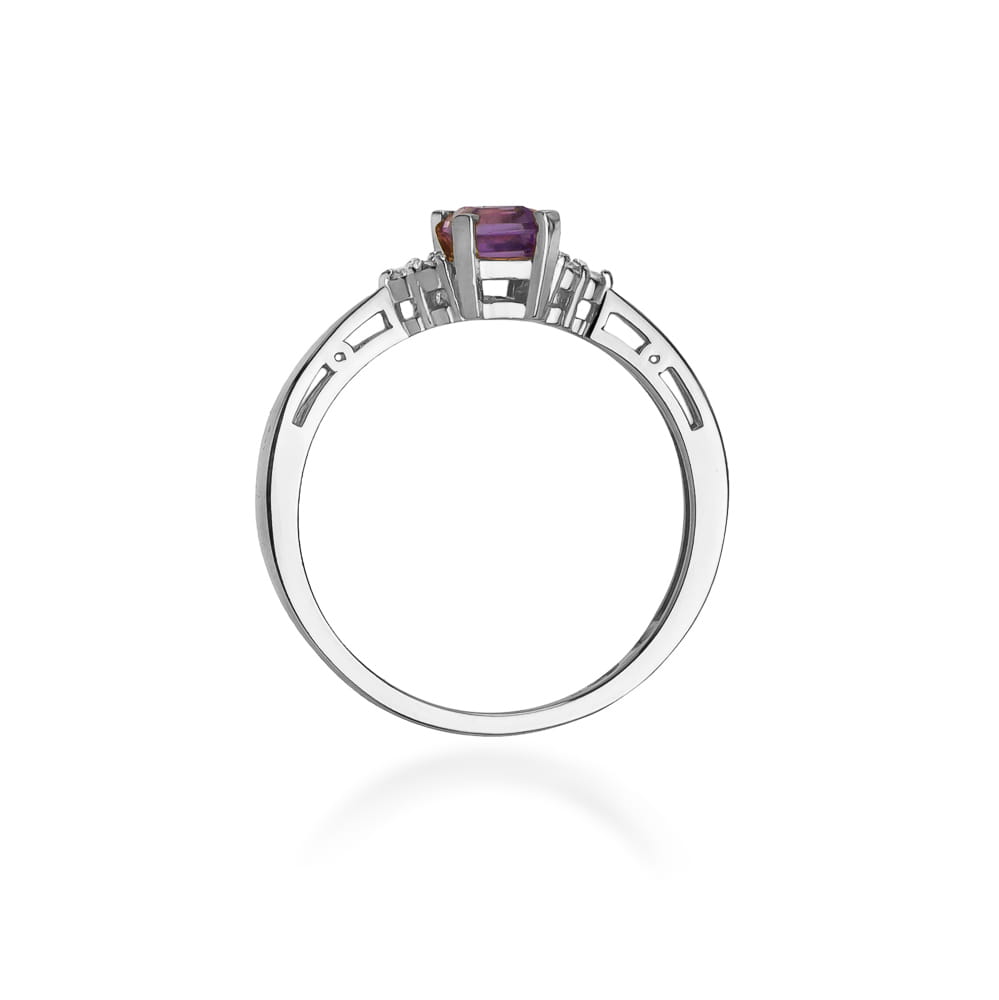 
                  
                    Auksinis žiedas su 0.5 ct ametistu ir briliantais

Išskirtinio dizaino auksinis žiedas su elegantišku 0.5 ct ametistu ir spindinčiais briliantais – tai subtilus prabangos ir rafinuotumo derinys.
                  
                