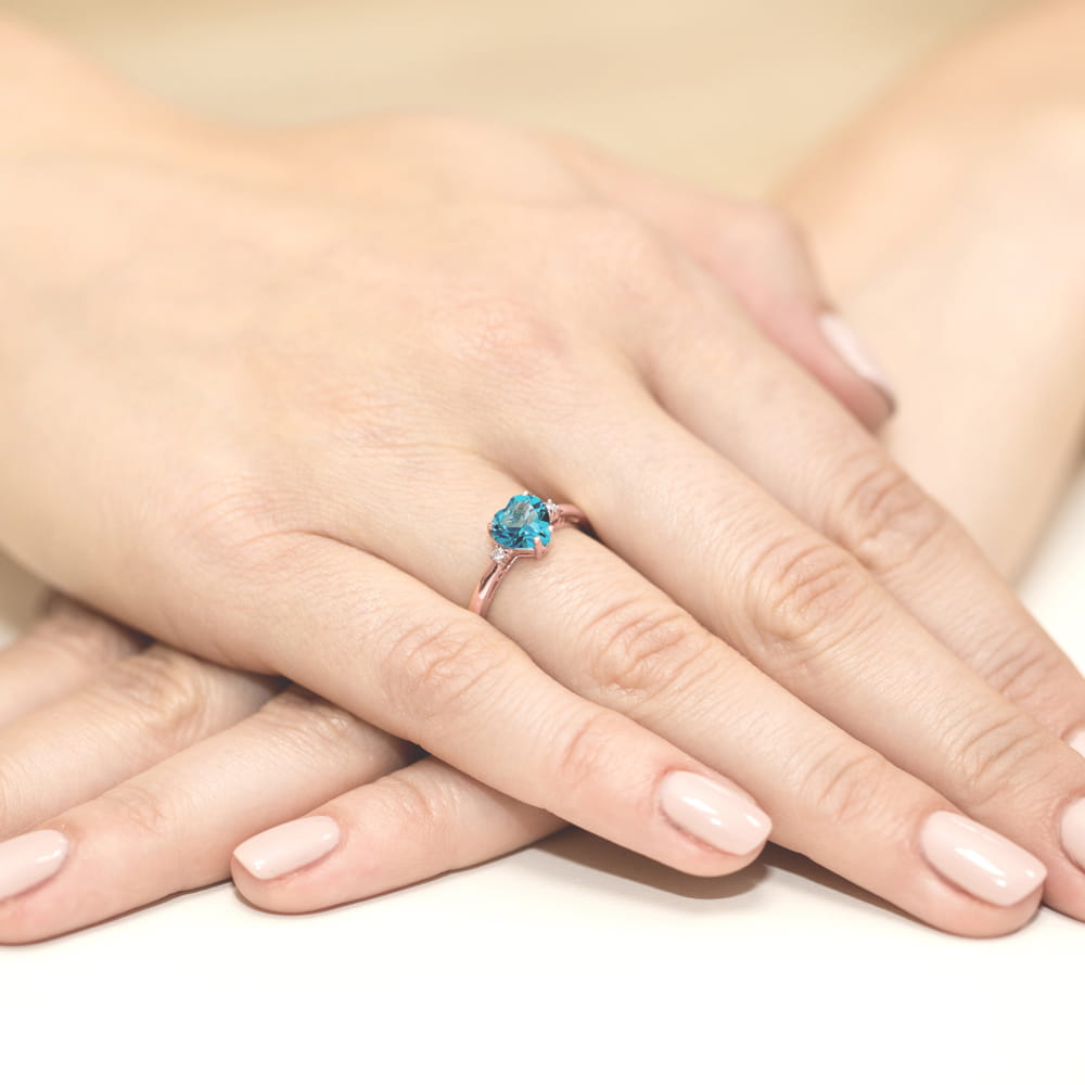 
                  
                    Raudono aukso žiedas su  1.7 ct topazu ir briliantais ŠIRDIS
                  
                