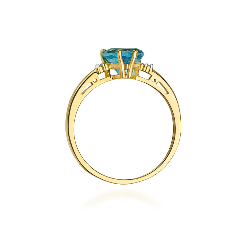 
                  
                    Geltono aukso žiedas su 1.7 ct topazu ir briliantais "Širdis" – išskirtinis, romantiškas ir elegantiškas papuošalas, atspindintis meilę, šilumą ir harmoniją.

Žiedo centre – 1.7 ct natūralus topazas, išformuotas į širdies formą, kurios šviesiai mėlynas atspalvis gražiai dera su geltono aukso šiltu spindesiu. Topazo gaivus ir ryškus blizgesys, kartu su briliantais, kurie puošia žiedą aplink širdies formą, suteikia šiam papuošalui prabangos, žavesio ir išskirtinumo.
                  
                