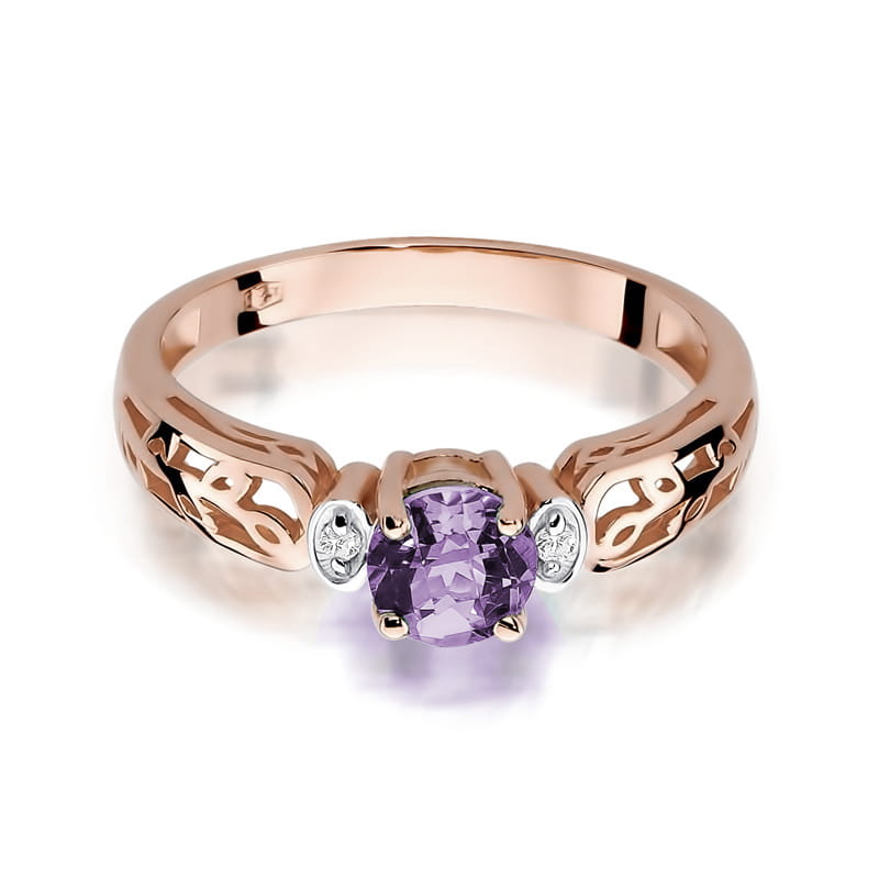 Raudono aukso žiedas su 0.5 ct ametistu ir briliantais – elegancijos ir spalvų harmonija, kurią pabrėžia švelnus ametisto purpurinis atspalvis ir briliantų žvilgesys.

Šio žiedo centre spindi 0.5 ct natūralus ametistas – akmuo, simbolizuojantis ramybę ir dvasinę stiprybę. Jo gilus purpurinis atspalvis puikiai dera su 585 arba 750 prabos raudono aukso šiluma, suteikdami žiedui rafinuotą ir išskirtinį įvaizdį. Briliantai, išdėstyti aplink ametistą arba ant žiedo kraštų, prideda papildomo spindesio ir prabango
