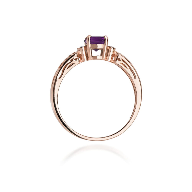 
                  
                    Raudono aukso žiedas su 0.5 ct ametistu ir briliantais – elegancijos ir spalvų harmonija, kurią pabrėžia švelnus ametisto purpurinis atspalvis ir briliantų žvilgesys.

Šio žiedo centre spindi 0.5 ct natūralus ametistas – akmuo, simbolizuojantis ramybę ir dvasinę stiprybę. Jo gilus purpurinis atspalvis puikiai dera su 585 arba 750 prabos raudono aukso šiluma, suteikdami žiedui rafinuotą ir išskirtinį įvaizdį. Briliantai, išdėstyti aplink ametistą arba ant žiedo kraštų, prideda papildomo spindesio ir prabango
                  
                