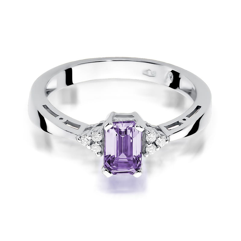 Auksinis žiedas su 0.5 ct ametistu ir briliantais

Išskirtinio dizaino auksinis žiedas su elegantišku 0.5 ct ametistu ir spindinčiais briliantais – tai subtilus prabangos ir rafinuotumo derinys.