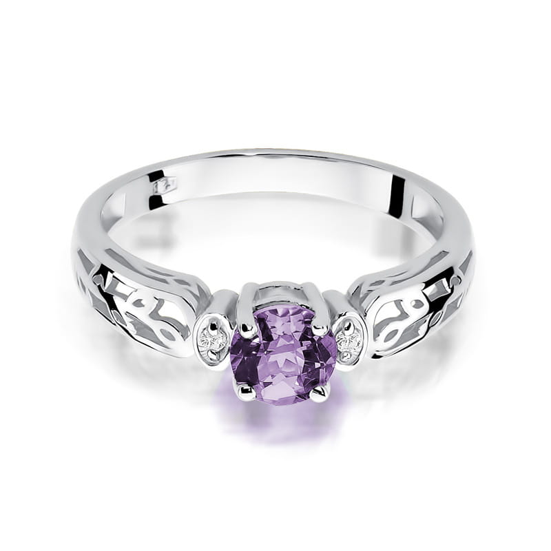 Balto aukso žiedas su 0.5 ct ametistu ir briliantais – subtilus ir elegantiškas papuošalas, kuris sujungia švelnią spalvų harmoniją ir prabangą.

Žiedo centre spindi 0.5 ct natūralus ametistas, kurio gilus purpurinis atspalvis puikiai kontrastuoja su balto aukso šaltu žvilgesiu. Ametistas simbolizuoja ramybę ir dvasinę stiprybę, o briliantai, išdėstyti aplink pagrindinį akmenį arba ant žiedo kraštų, suteikia papildomo spindesio ir prabangos. Balto aukso žvilgesys pabrėžia ametisto grožį ir dar labiau išryšk