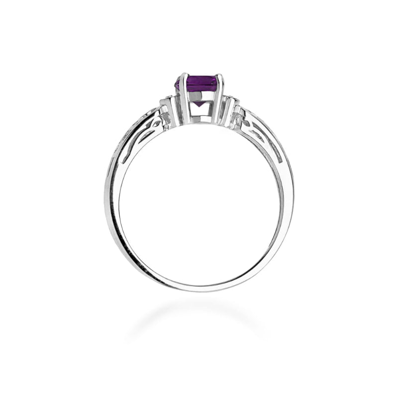 
                  
                    Balto aukso žiedas su 0.5 ct ametistu ir briliantais – subtilus ir elegantiškas papuošalas, kuris sujungia švelnią spalvų harmoniją ir prabangą.

Žiedo centre spindi 0.5 ct natūralus ametistas, kurio gilus purpurinis atspalvis puikiai kontrastuoja su balto aukso šaltu žvilgesiu. Ametistas simbolizuoja ramybę ir dvasinę stiprybę, o briliantai, išdėstyti aplink pagrindinį akmenį arba ant žiedo kraštų, suteikia papildomo spindesio ir prabangos. Balto aukso žvilgesys pabrėžia ametisto grožį ir dar labiau išryšk
                  
                