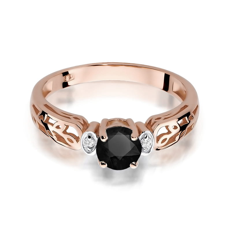 Raudono aukso žiedas su 0.5 ct juoduoju deimantu ir briliantais – elegancija, paslaptingumas ir prabanga, kuri sukuria išskirtinį ir rafinuotą įvaizdį.

Žiedo centre spindi 0.5 ct juodasis deimantas, kuris suteikia šiam papuošalui drąsos ir modernumo. Jo tamsi, paslaptinga spalva puikiai dera su raudono aukso šiluma, sukuriant unikalų kontrastą. Aplink juodąjį deimantą išdėstyti briliantai prideda žvytėjimo ir elegancijos, suteikdami žiedui papildomo švytėjimo ir prabangos.