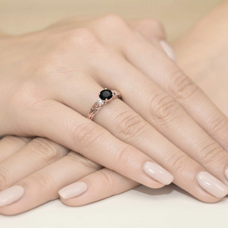 
                  
                    Raudono aukso žiedas su 0.5 ct juoduoju deimantu ir briliantais – elegancija, paslaptingumas ir prabanga, kuri sukuria išskirtinį ir rafinuotą įvaizdį.

Žiedo centre spindi 0.5 ct juodasis deimantas, kuris suteikia šiam papuošalui drąsos ir modernumo. Jo tamsi, paslaptinga spalva puikiai dera su raudono aukso šiluma, sukuriant unikalų kontrastą. Aplink juodąjį deimantą išdėstyti briliantai prideda žvytėjimo ir elegancijos, suteikdami žiedui papildomo švytėjimo ir prabangos.
                  
                