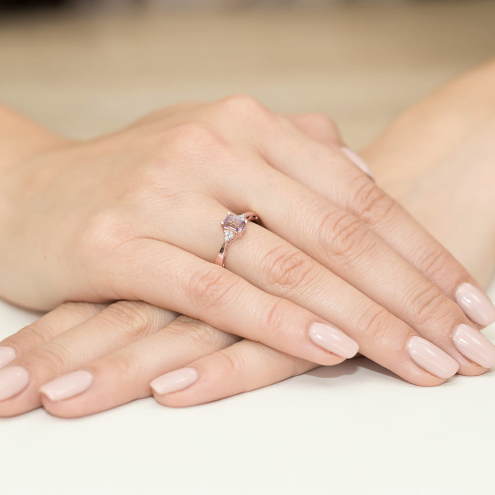 
                  
                    Auksinis žiedas su 0.5 ct ametistu ir briliantais

Išskirtinio dizaino auksinis žiedas su elegantišku 0.5 ct ametistu ir spindinčiais briliantais – tai subtilus prabangos ir rafinuotumo derinys.
                  
                