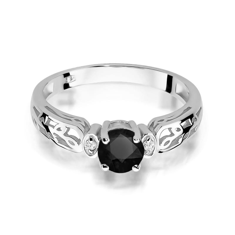 Žiedo centre spindi 0.5 ct juodasis deimantas, kuris suteikia šiam papuošalui drąsos ir modernumo. Jo tamsi, paslaptinga spalva puikiai dera su raudono aukso šiluma, sukuriant unikalų kontrastą. Aplink juodąjį deimantą išdėstyti briliantai prideda žvytėjimo ir elegancijos, suteikdami žiedui papildomo švytėjimo ir prabangos.