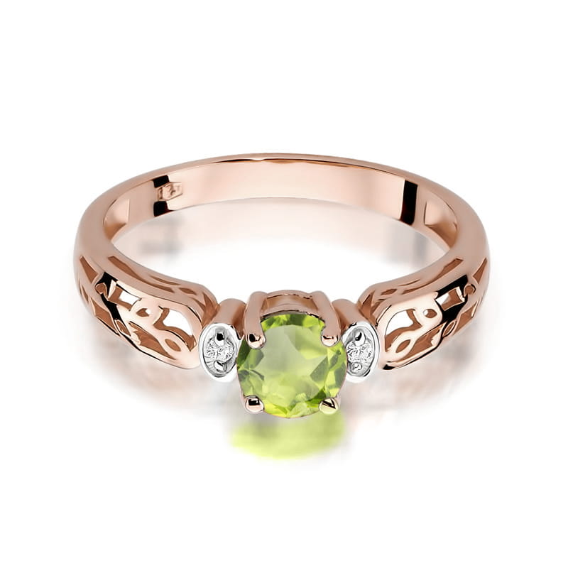 Tai skamba kaip elegantiškas ir išskirtinis žiedas! Rausvo aukso atspalvis suteikia švelnumo ir romantikos, o 0.5 ct olivinas (peridotas) – gaivumo ir unikalumo. Šis brangakmenis pasižymi ryškiai žalia spalva su gelsvu atspalviu, kuri puikiai dera su rausvu auksu. Briliantai suteikia papildomo spindesio ir prabangos.