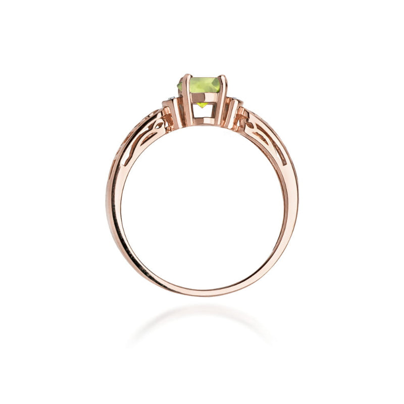 
                  
                    Tai skamba kaip elegantiškas ir išskirtinis žiedas! Rausvo aukso atspalvis suteikia švelnumo ir romantikos, o 0.5 ct olivinas (peridotas) – gaivumo ir unikalumo. Šis brangakmenis pasižymi ryškiai žalia spalva su gelsvu atspalviu, kuri puikiai dera su rausvu auksu. Briliantai suteikia papildomo spindesio ir prabangos.
                  
                